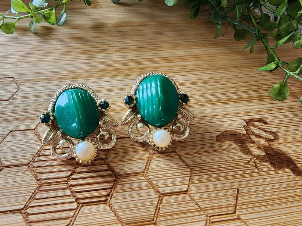 Vintage Earrings Clip On Jade Jadeite Gold Tone 1” Ovals Green Stone Faux Pearl